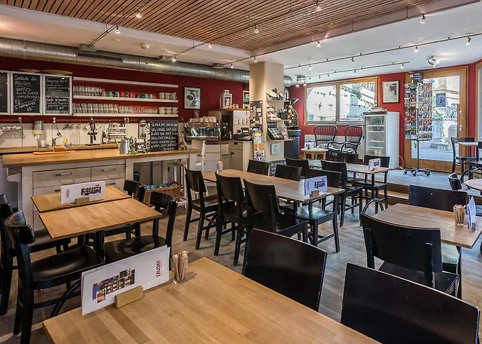 Le Cafe-Hotel De L\'Aubier